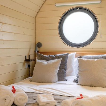 Apple - Luxury Cabin In The Cotswolds Villa Alderton  Екстериор снимка