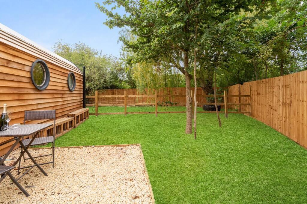 Apple - Luxury Cabin In The Cotswolds Villa Alderton  Екстериор снимка