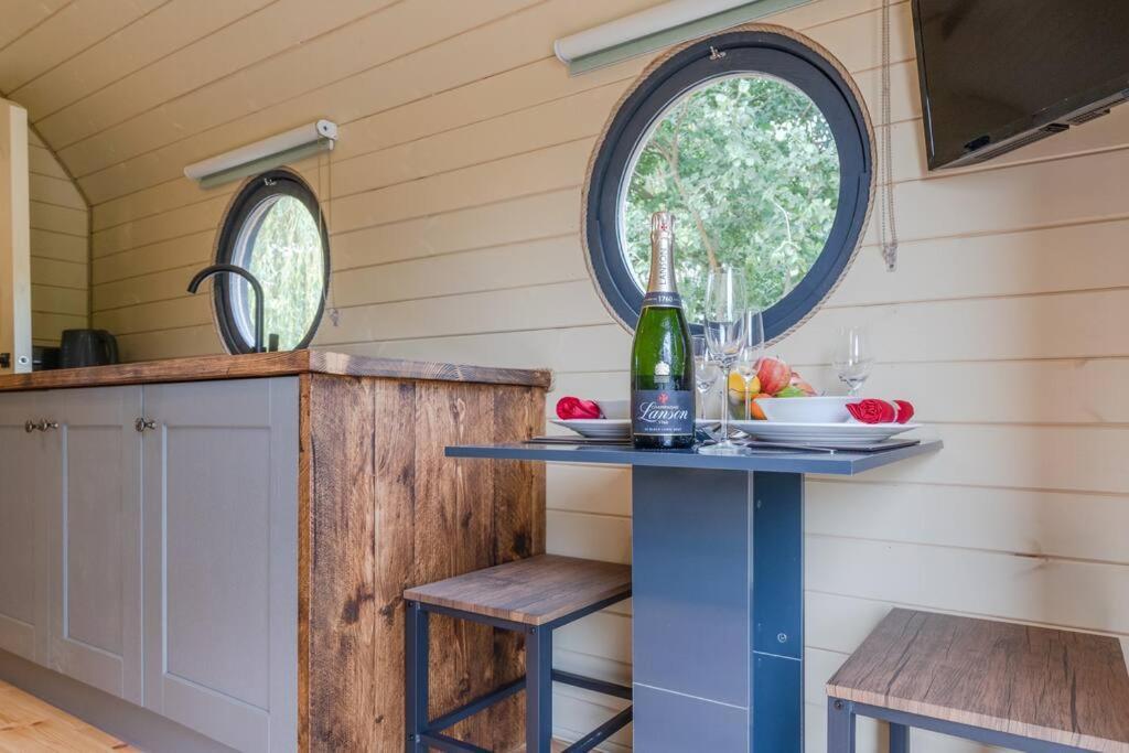 Apple - Luxury Cabin In The Cotswolds Villa Alderton  Екстериор снимка