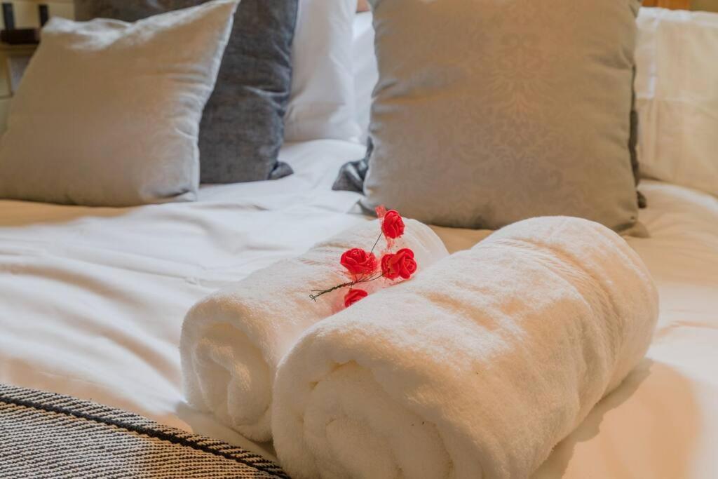 Apple - Luxury Cabin In The Cotswolds Villa Alderton  Екстериор снимка