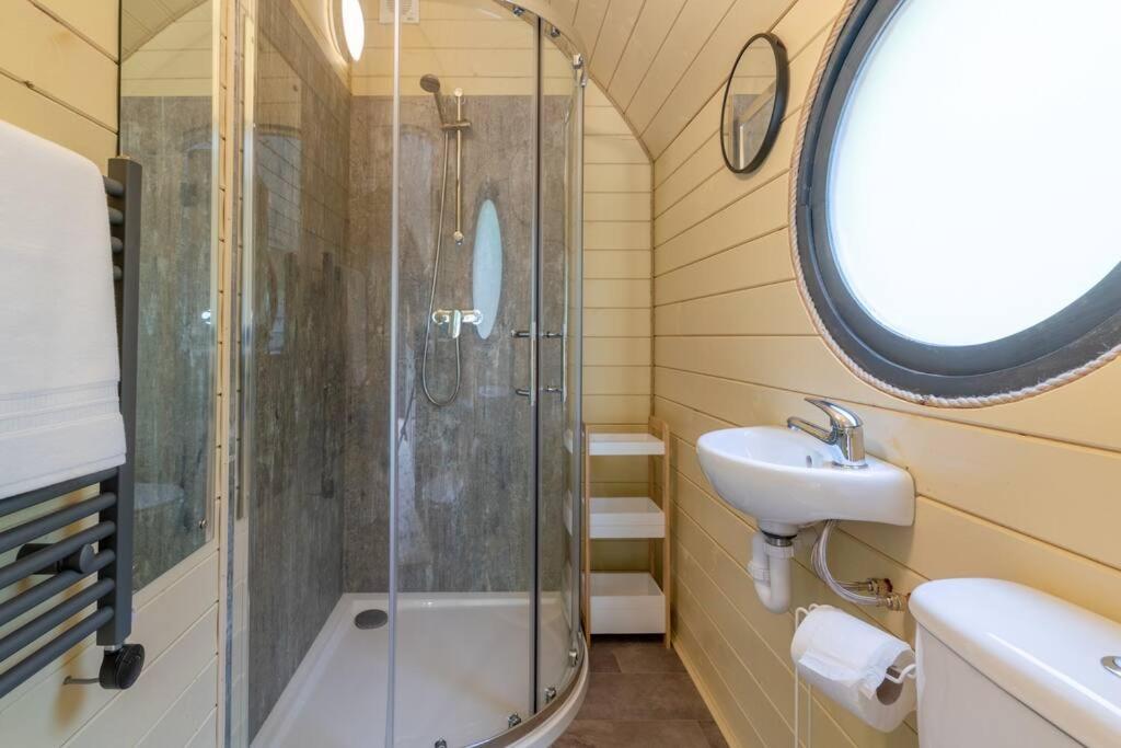 Apple - Luxury Cabin In The Cotswolds Villa Alderton  Екстериор снимка