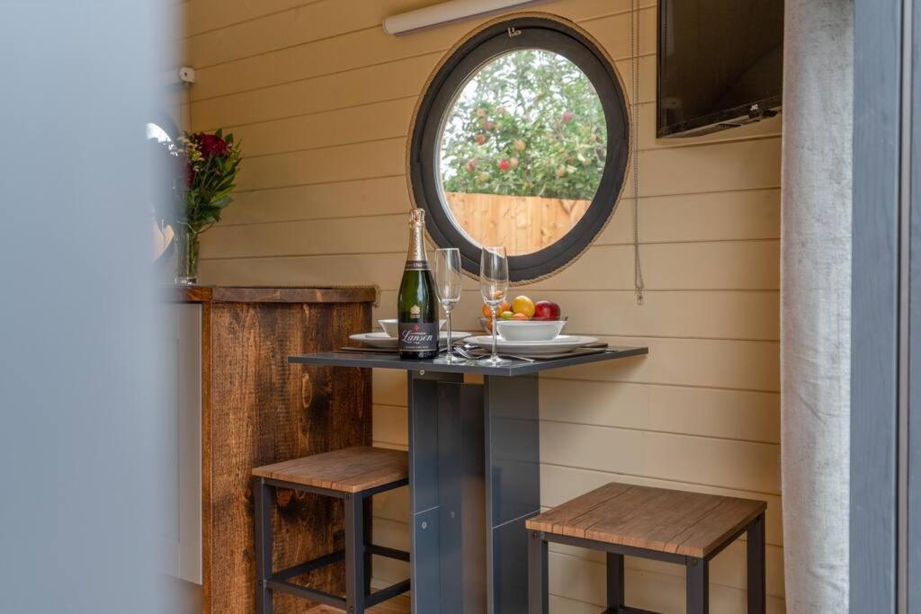 Apple - Luxury Cabin In The Cotswolds Villa Alderton  Екстериор снимка