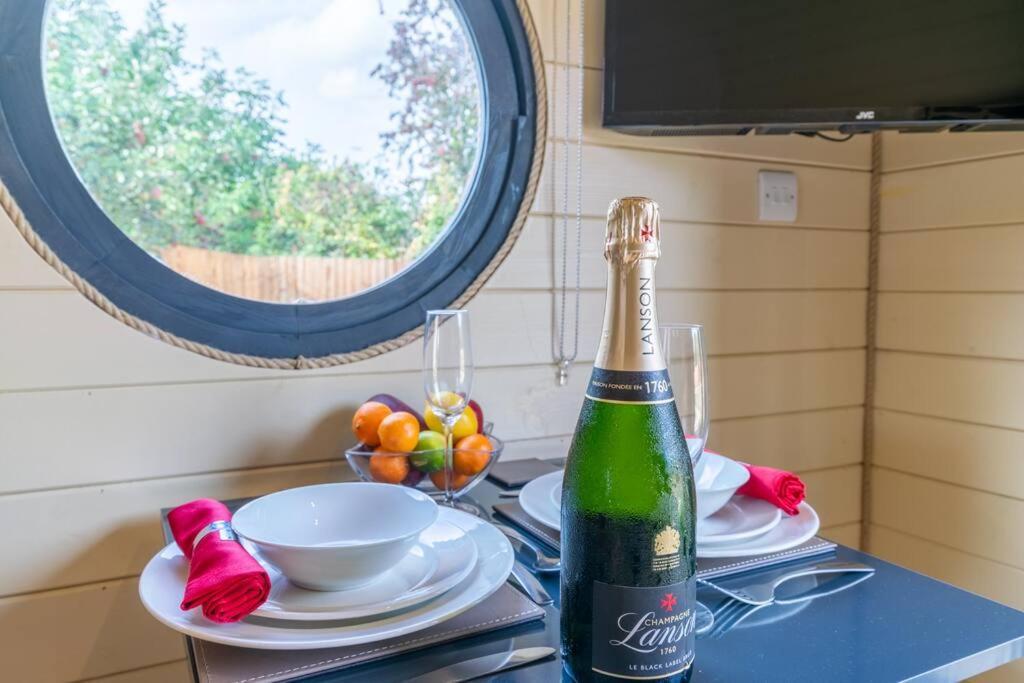 Apple - Luxury Cabin In The Cotswolds Villa Alderton  Екстериор снимка
