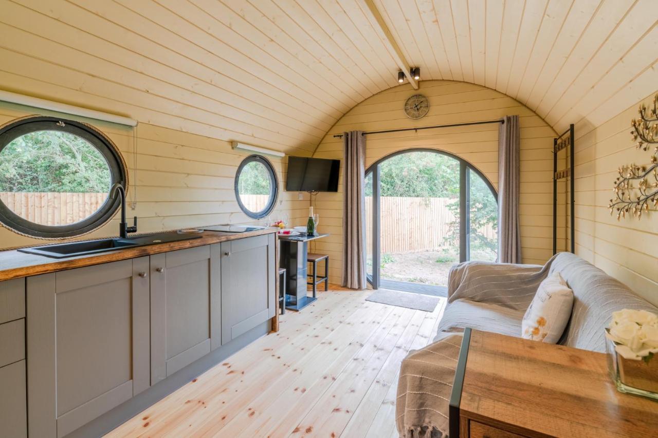 Apple - Luxury Cabin In The Cotswolds Villa Alderton  Екстериор снимка
